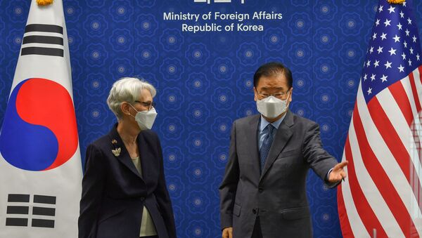 Vice-secretária de Estado dos EUA Wendy Sherman e o chanceler sul-coreano Chung Eui-yong antes da reunião no MRE em Seul, Coreia do Sul, 22 de julho de 2021 - Sputnik Brasil