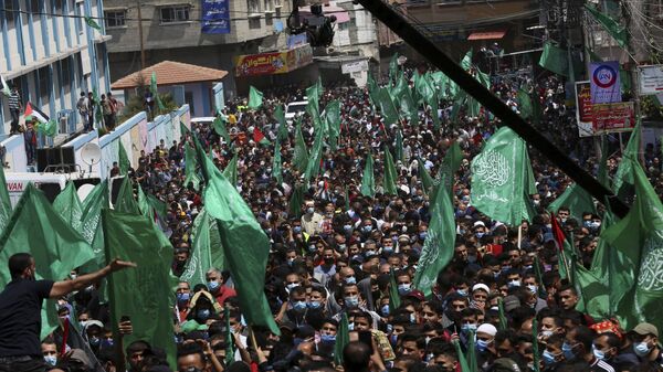 Apoiadores do Hamas agitam bandeiras islâmicas verdes durante comício em solidariedade aos companheiros palestinos em Jerusalém e contra a decisão do presidente palestino Mahmoud Abbas de adiar as eleições palestinas. Foto de arquivo - Sputnik Brasil