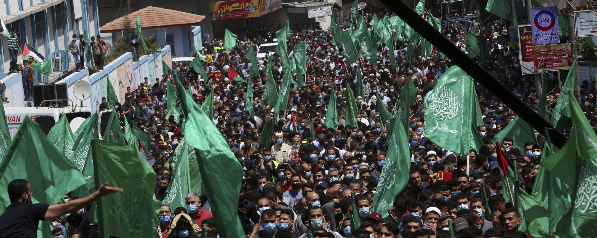 Apoiadores do Hamas agitam bandeiras islâmicas verdes durante comício em solidariedade aos companheiros palestinos em Jerusalém e contra a decisão do presidente palestino Mahmoud Abbas de adiar as eleições palestinas. Foto de arquivo - Sputnik Brasil, 1920, 22.08.2022