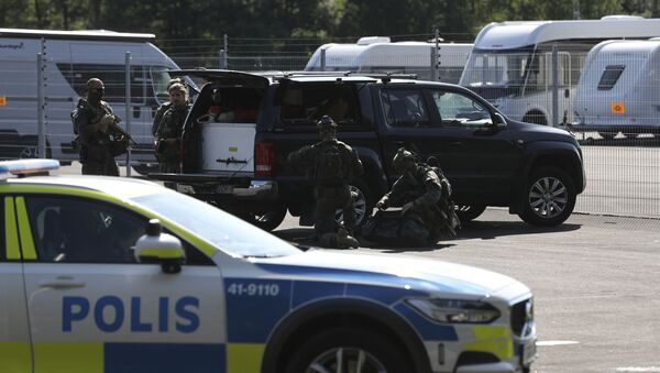 Special unit police forces are seen by a car parked outside the Hallby Prison near Eskilstuna, Sweden, on July 21, 2021. - A large police operation is underway on July 21, 2021 as two inmates imprisoned for murder have taken staff members hostage. - Sputnik Brasil