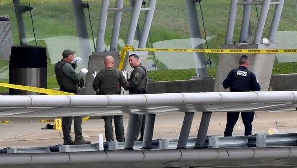 Policiais são vistos perto da entrada do Pentágono após atirador realizar disparos de arma de fogo, em Washington, EUA, em 03 de agosto de 2021 - Sputnik Brasil