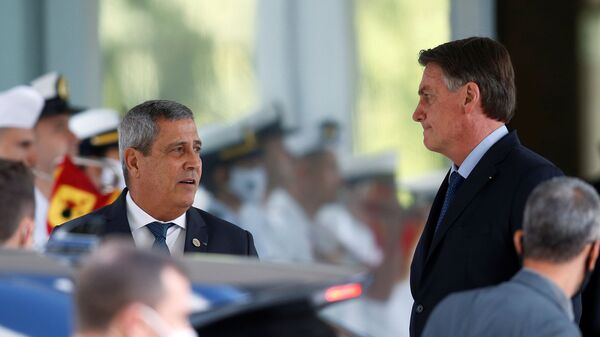 Presidente Jair Bolsonaro e ministro da Defesa, Walter Souza Braga Netto, conversam após encontro em Brasília, 22 de julho de 2021. - Sputnik Brasil