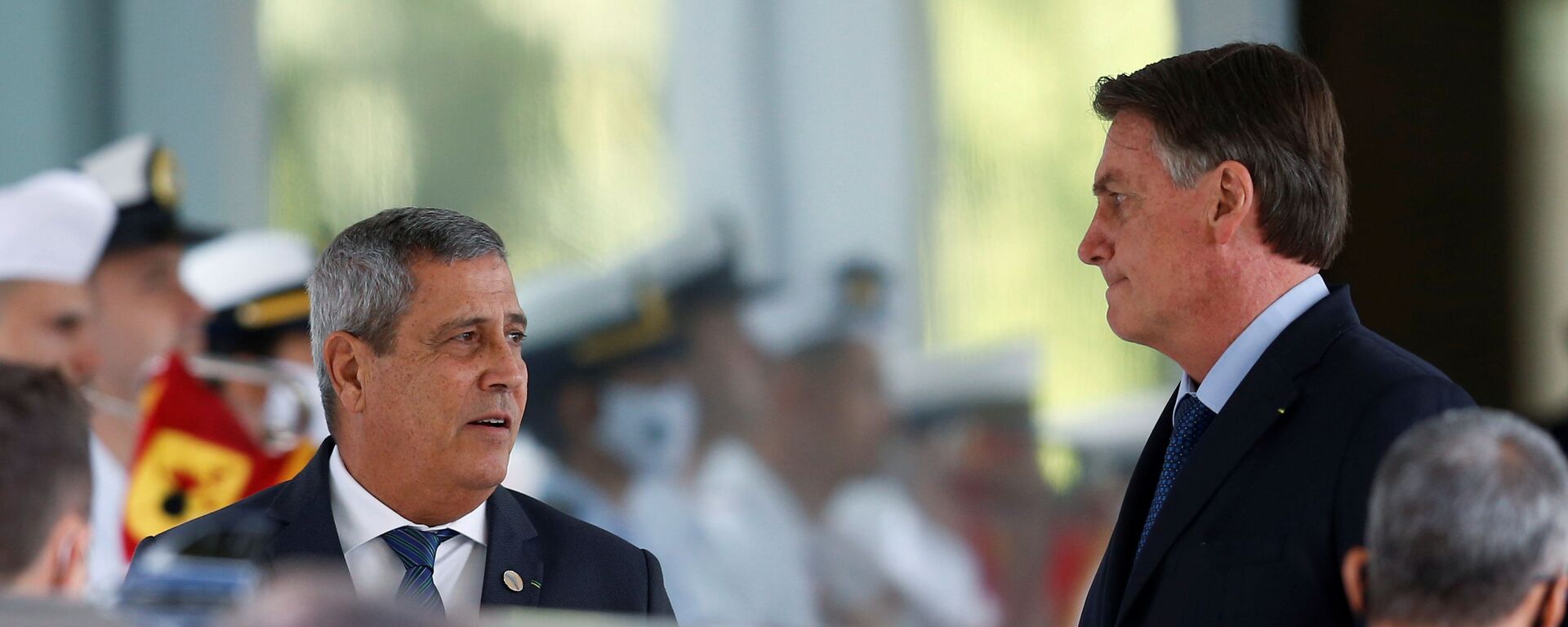 Presidente Jair Bolsonaro e ministro da Defesa, Walter Souza Braga Netto, conversam após encontro em Brasília, 22 de julho de 2021. - Sputnik Brasil, 1920, 22.03.2022