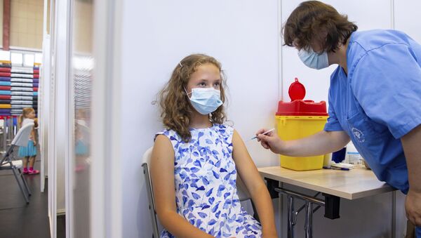Adolescente de 13 anos é vacinada contra COVID-19 na Estônia, em 29 de julho de 2021 - Sputnik Brasil