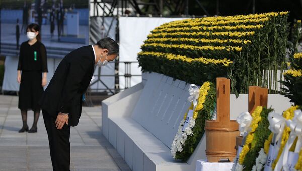 Primeiro-ministro do Japão, Yoshihide Suga, presta homenagem durante cerimônia para marcar o 76º aniversário do bombardeio de Hiroshima, Parque Memorial da Paz de Hiroshima, 6 de agosto de 2021 - Sputnik Brasil