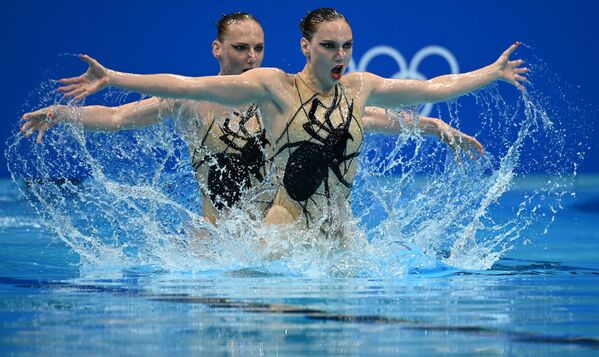 Atletas russas competindo na modalidade de natação sincronizada nas Olimpíadas de Tóquio - Sputnik Brasil