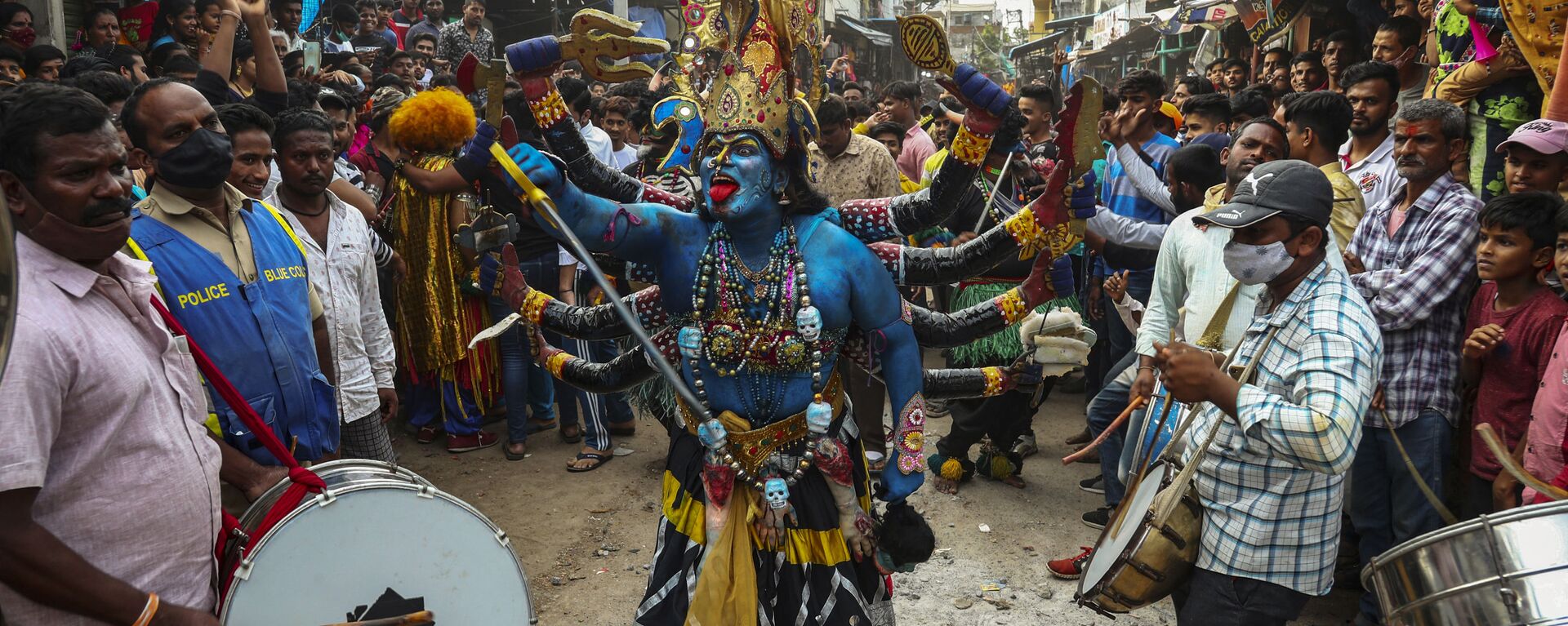 Crente hindu vestido de divindade Kali durante o festival de Bonalu em Hyderabad, na Índia,  1º de agosto de 2021 - Sputnik Brasil, 1920, 19.11.2022