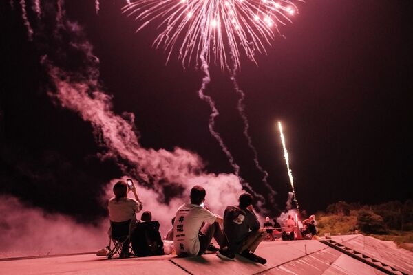 Pessoas observam fogo de artifício em Fukushima, no Japão,  1º de agosto de 2021 - Sputnik Brasil