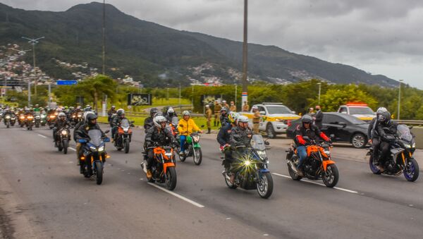 O presidente Jair Bolsonaro e apoiadores participam de motociata pelas ruas de Florianópolis, Santa Catarina, 7 de agosto de 2021 - Sputnik Brasil