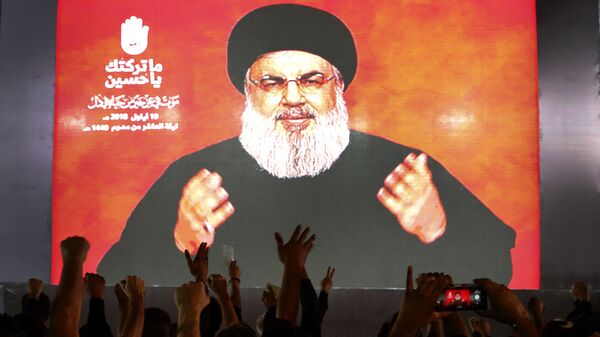 O líder do Hezbollah, Sheik Hassan Nasrallah, fala por meio de um link de vídeo, durante as atividades que comemoram a morte do Imam Hussein, em um subúrbio ao sul de Beirute, no Líbano, 18 de setembro de 2018 - Sputnik Brasil