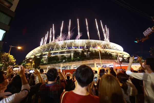 Pessoas fora do estádio assistem aos fogos de artifício durante a cerimônia de encerramento das Olimpíadas de Tóquio - Sputnik Brasil