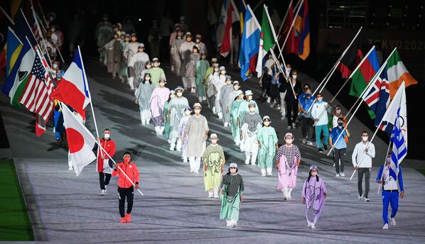 Atletas desfilam na cerimônia de encerramento dos XXXII Jogos Olímpicos de Verão em Tóquio - Sputnik Brasil