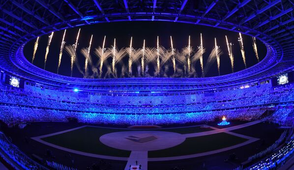 Fogos de artifício no Estádio Olímpico Nacional durante cerimônia de encerramento das Olimpíadas de Tóquio - Sputnik Brasil