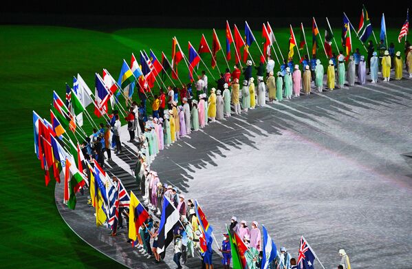 Atletas porta-bandeiras fazem círculo na cerimônia de encerramento dos XXXII Jogos Olímpicos de Verão de Tóquio, no Estádio Olímpico Nacional - Sputnik Brasil