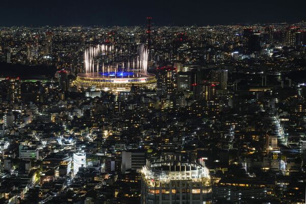Fogos de artifício iluminam o Estádio Nacional de Tóquio durante a cerimônia de encerramento dos Jogos Olímpicos - Sputnik Brasil