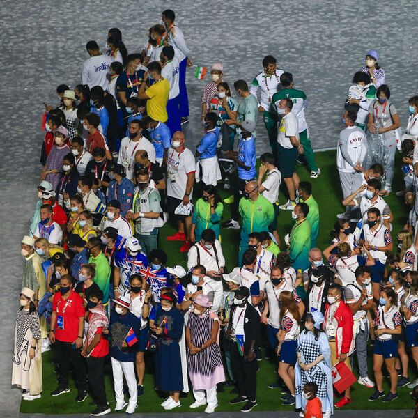 Atletas brasileiros (no centro) participam de desfile durante a cerimônia de encerramento das Olimpíadas de Tóquio - Sputnik Brasil