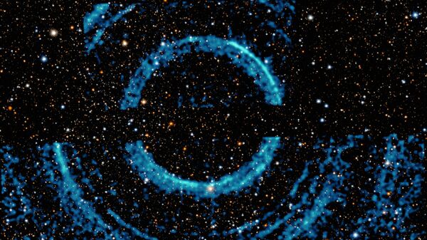 Imagem de conjunto de anéis em volta do buraco negro V404 Cygni capturada pelo Observatório de Raios X Chandra e pelo Observatório Neil Gehrels Swift, da NASA - Sputnik Brasil