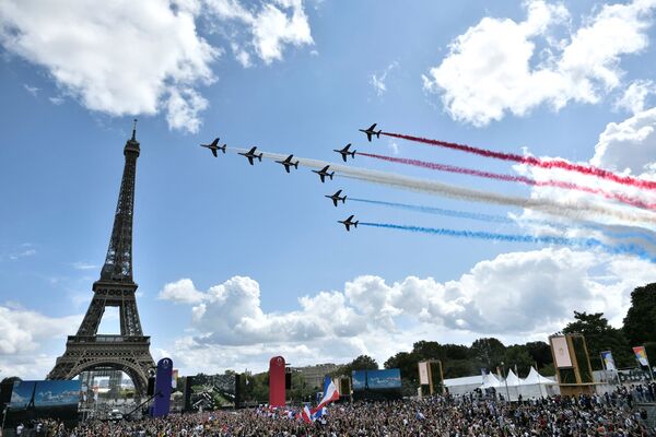A patrulha aérea francesa sobrevoa fanzone situada em frente à Torre Eiffel, em Paris, após a transmissão da cerimônia de encerramento dos Jogos Olímpicos de Tóquio - Sputnik Brasil