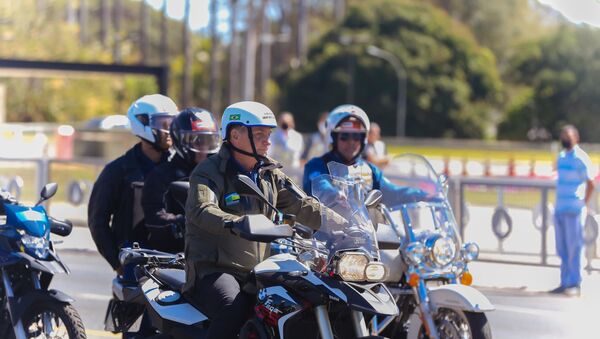 Presidente Jair Bolsonaro realiza passeio de moto na cidade de Brasília, DF, neste domingo (8), Dia dos Pais - Sputnik Brasil