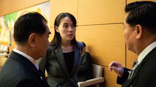 Kim Yo-jong fala com personalidades oficiais norte-coreanas na Assembleia Nacional de Hanói, 1º de março de 2019 - Sputnik Brasil