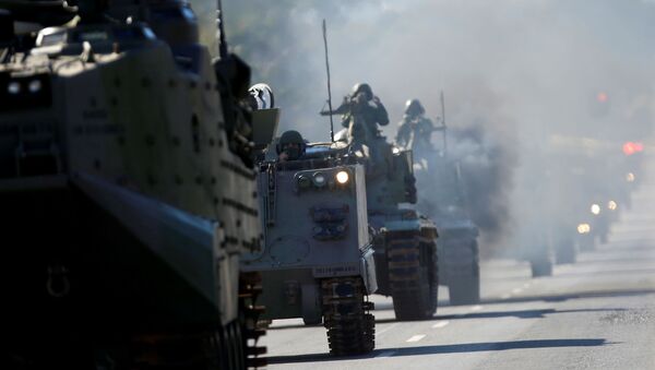 Tanques militares desfilam no dia da votação da PEC do voto impresso em Brasília, 10 de agosto de 2021 - Sputnik Brasil