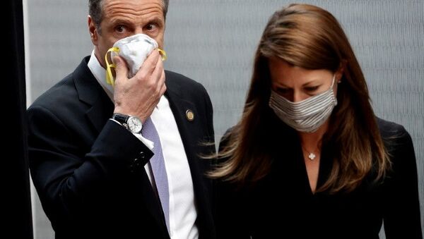 Andrew Cuomo, governador de Nova York, segura máscara protetora em seu rosto enquanto chega com Melissa DeRosa, secretária do governador, a briefing diário no Colégio Médico de Nova York, em meio à pandemia da doença do coronavírus em Valhalla, Nova York, EUA, 7 de maio de 2020 - Sputnik Brasil