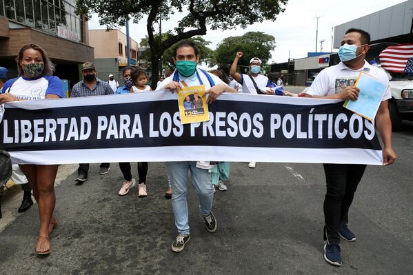 Nicaraguenses exilados na Costa Rica seguram faixa com os dizeres Liberdade para presos políticos durante uma marcha contra o governo do presidente da Nicarágua, Daniel Ortega, no dia 18 de julho de 2021, em razão das próximas eleições de 7 de novembro - Sputnik Brasil