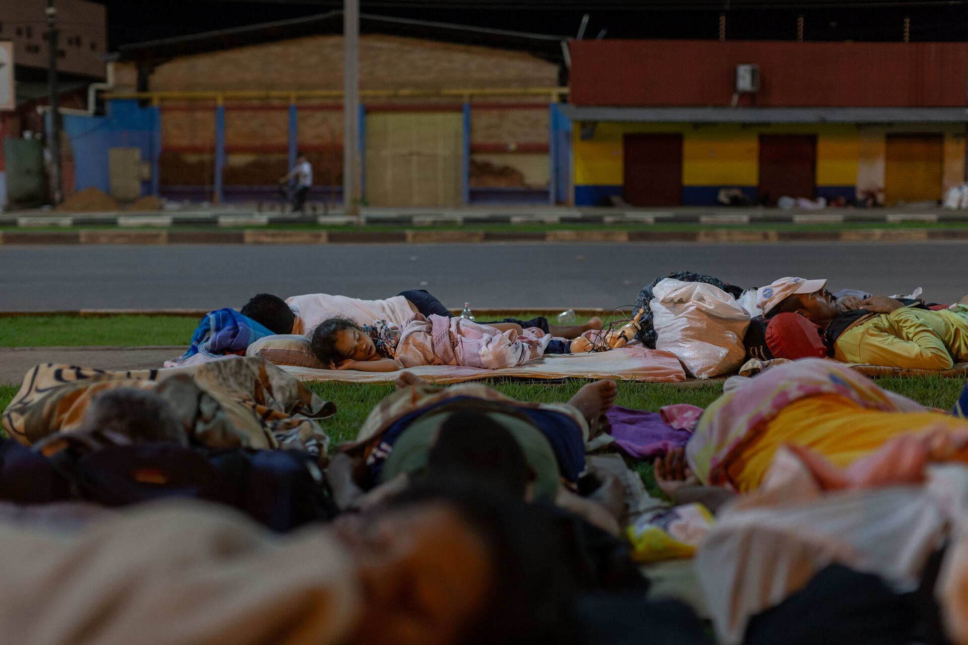 Venezuelanos dormem ao redor da rodoviária de Boa Vista (RR). Com o agravamento da crise na Venezuela milhares de pessoas fogem do país rumo ao Brasil (foto de arquivo) - Sputnik Brasil, 1920, 09.11.2021