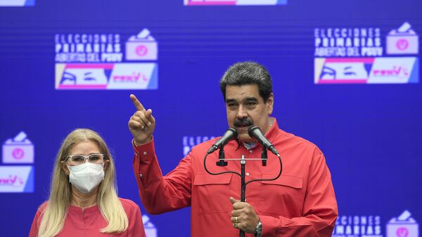 Acompanhado da primeira-dama Cilia Flores, o presidente da Venezuela, Nicolás Maduro, fala durante uma entrevista coletiva após ter votado nas eleições primárias do partido Partido Socialista Unido da Venezuela, 8 de agosto de 2021 - Sputnik Brasil