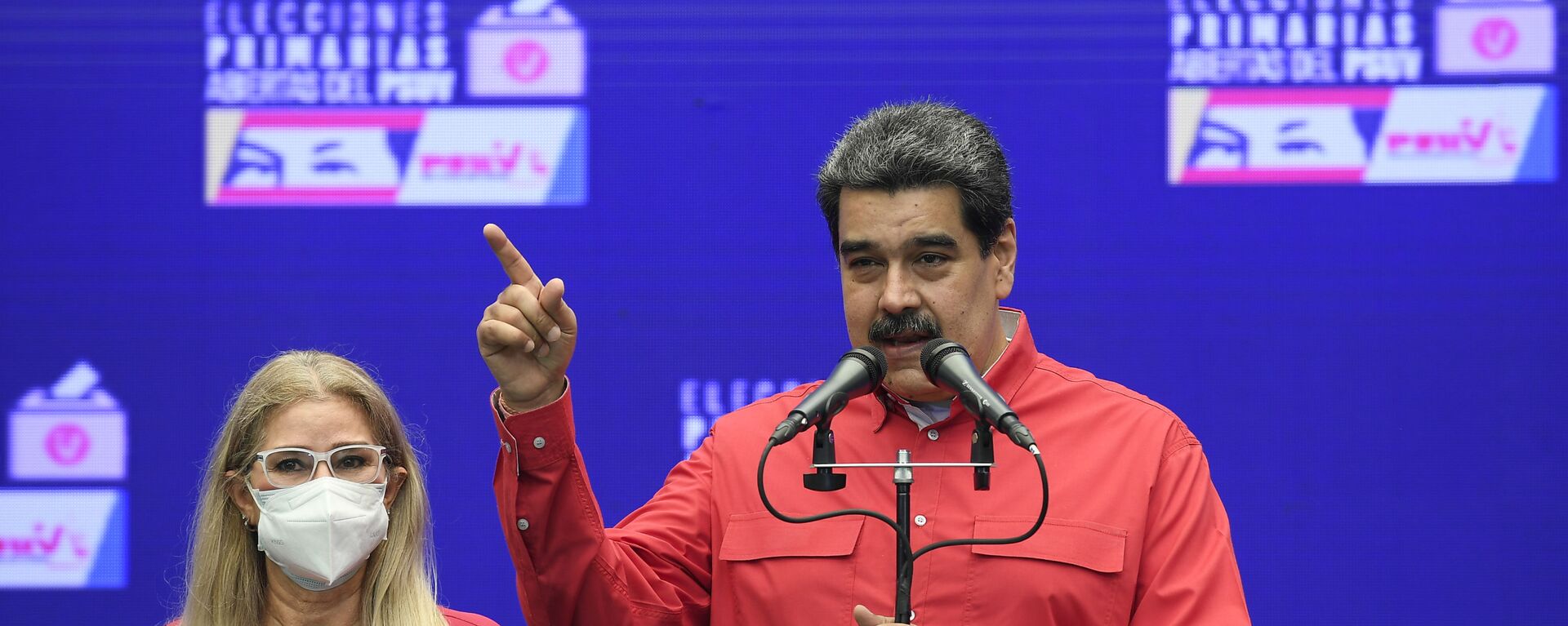 Acompanhado da primeira-dama Cilia Flores, o presidente da Venezuela, Nicolás Maduro, fala durante uma entrevista coletiva após ter votado nas eleições primárias do partido Partido Socialista Unido da Venezuela, 8 de agosto de 2021 - Sputnik Brasil, 1920, 23.04.2022