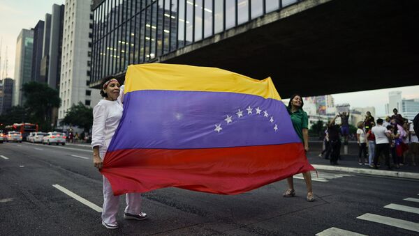 Manifestantes antigovernamentais venezuelanos bloqueiam carros com sua bandeira nacional em São Paulo, Brasil, 23 de janeiro de 2019 - Sputnik Brasil