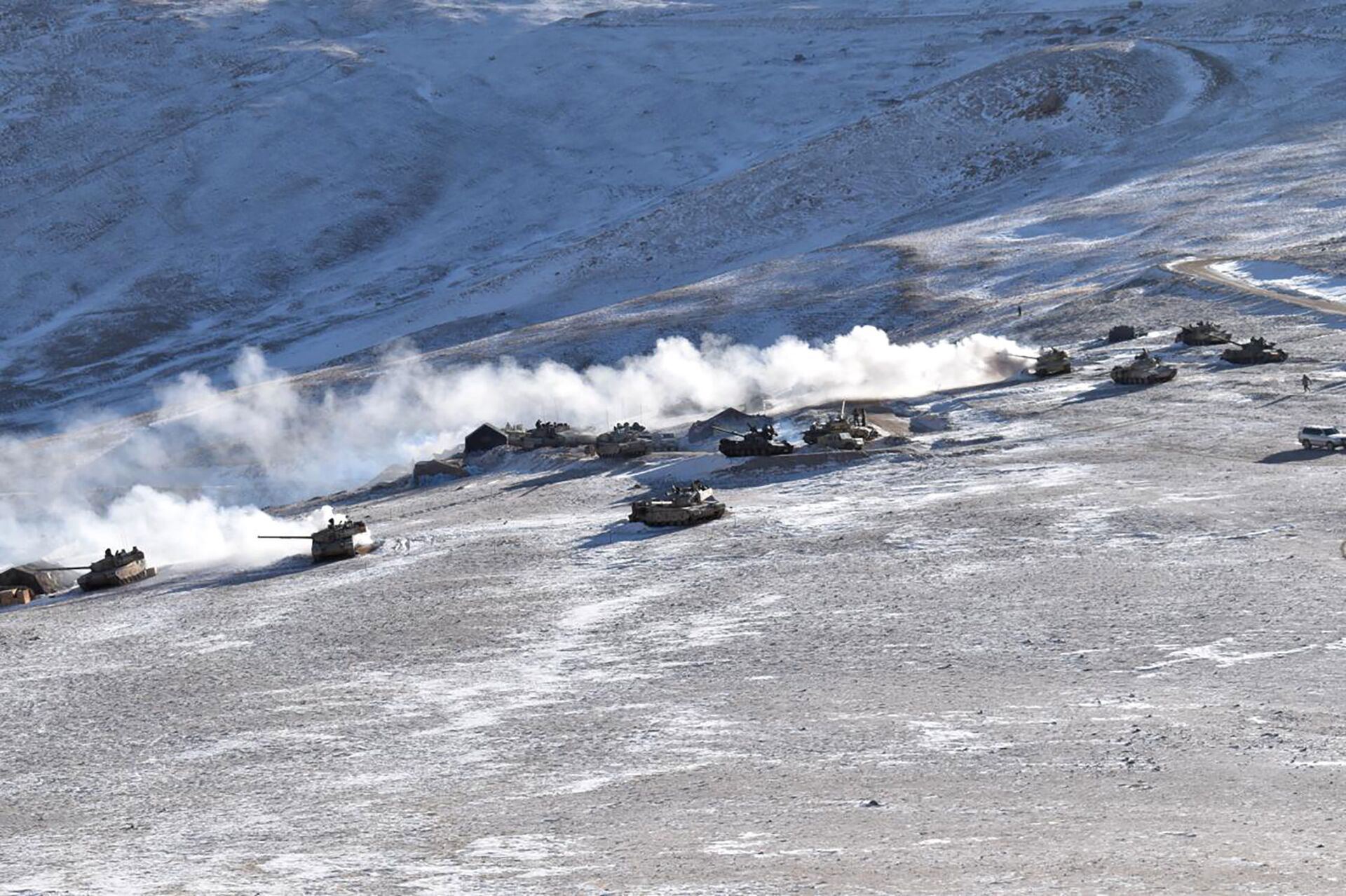 Tanques se retiram das margens do lago Pangong Tso, em Ladakh, ao longo da fronteira Índia-China, 10 de fevereiro de 2021 - Sputnik Brasil, 1920, 09.11.2021