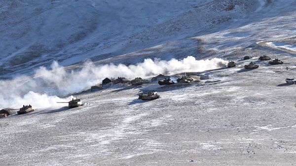 Tanques se retiram das margens do lago Pangong Tso, em Ladakh, ao longo da fronteira Índia-China, 10 de fevereiro de 2021 - Sputnik Brasil