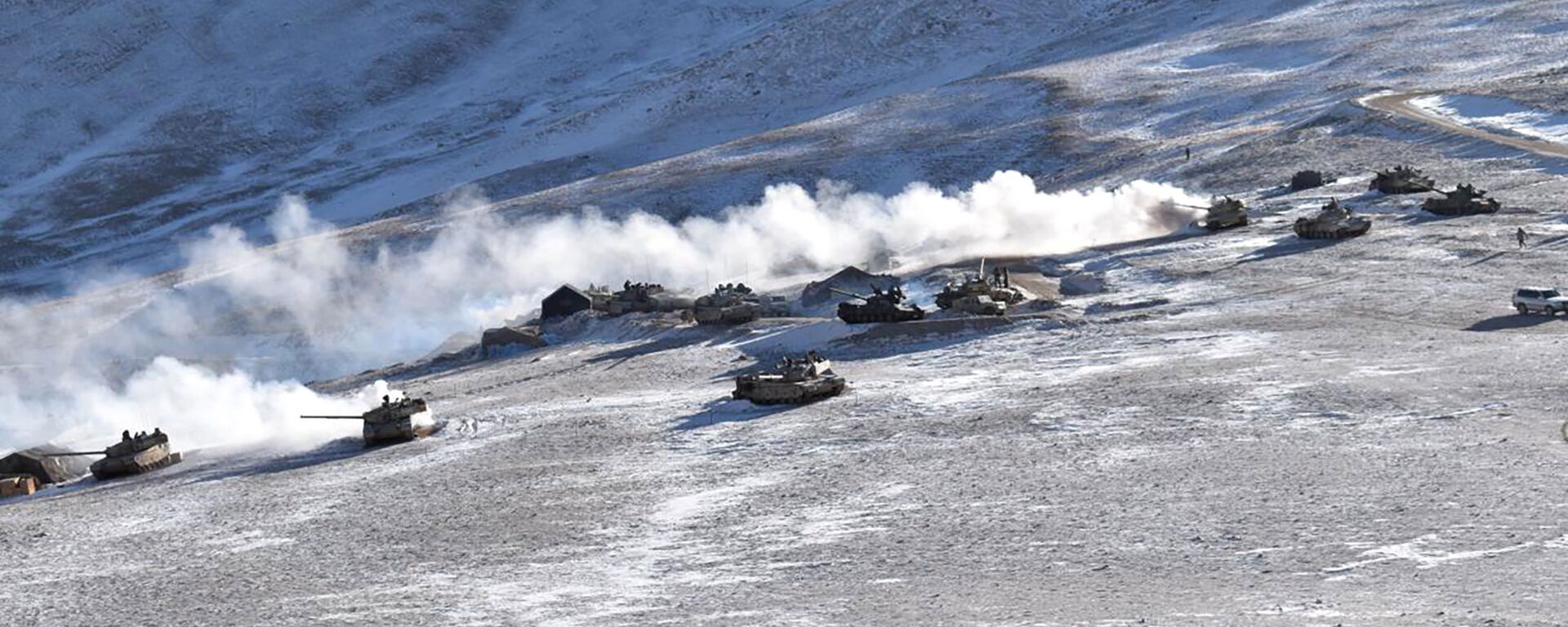 Tanques se retiram das margens do lago Pangong Tso, em Ladakh, ao longo da fronteira Índia-China, 10 de fevereiro de 2021 - Sputnik Brasil, 1920, 26.10.2021