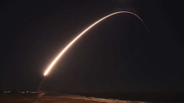 Míssil balístico intercontinental Minuteman III desarmado é lançado durante teste de operação na Base Aérea de Vandenberg, Califórnia, 23 de fevereiro de 2021 - Sputnik Brasil