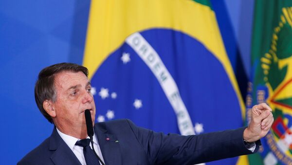 Presidente do Brasil, Jair Bolsonaro, fala durante cerimônia de assinatura de medida provisória sobre o mercado de combustíveis no Palácio do Planalto, em Brasília, 11 de agosto de 2021 - Sputnik Brasil