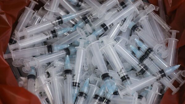 Seringas usadas descartadas em um recipiente após terem sido usadas para administrar imunizações contraa doença do novo coronavírus (COVID-19) em Mumbai, Índia, 11 de agosto de 2021 - Sputnik Brasil