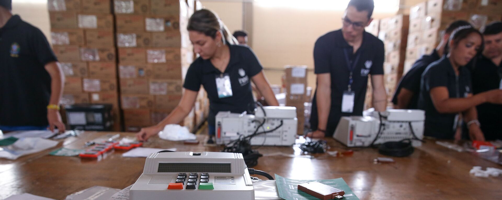 O TRE-DF (Tribunal Regional Eleitoral) realiza o teste e lacração das urnas eletrônicas que serão enviadas para votação no exterior (foto de arquivo) - Sputnik Brasil, 1920, 12.08.2021
