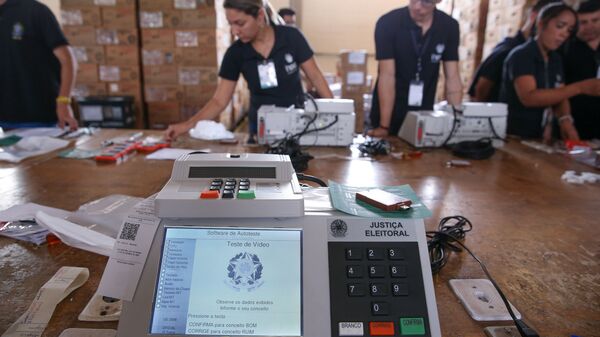 O TRE-DF (Tribunal Regional Eleitoral) realiza o teste e lacração das urnas eletrônicas que serão enviadas para votação no exterior (foto de arquivo) - Sputnik Brasil