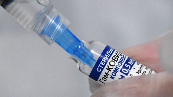 Enfermeira retira seringa da Sputnik V, vacina russa contra o SARS-CoV-2, em um ponto de vacinação temporária na região de Krasnoyarsk - Sputnik Brasil
