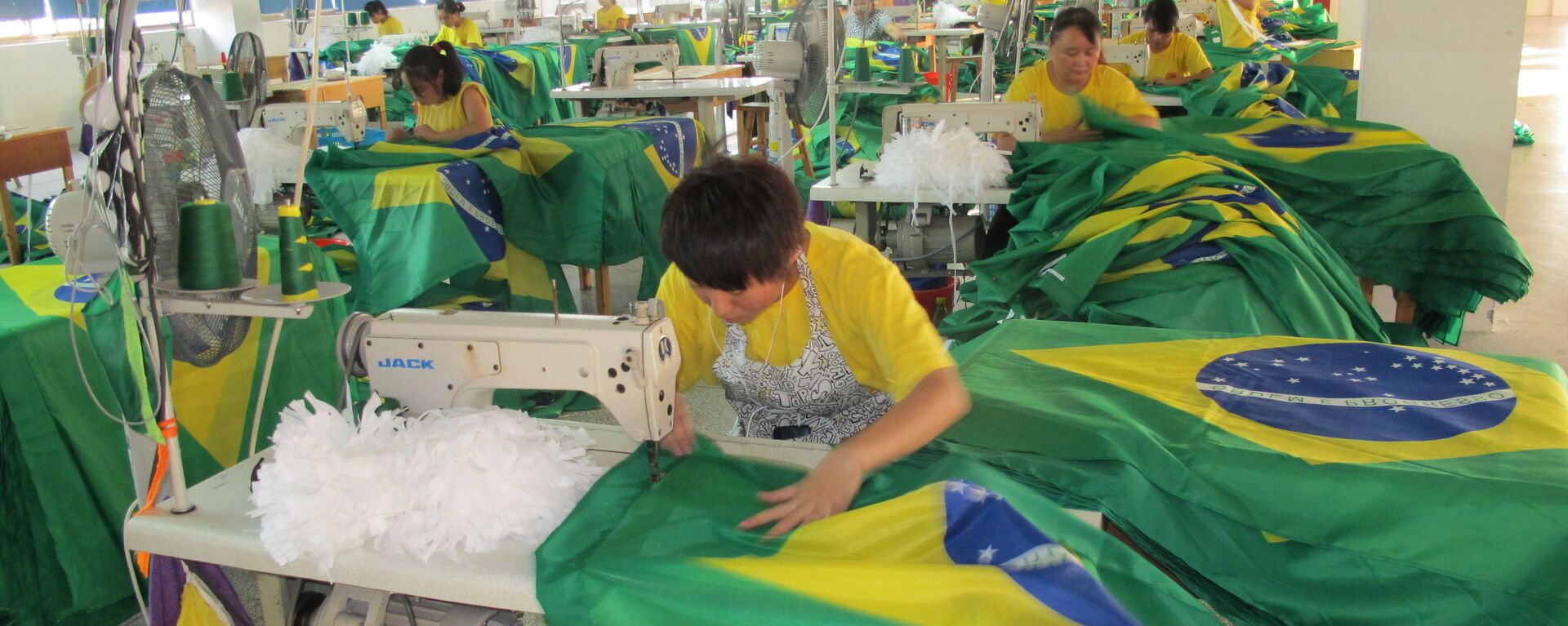 Trabalhadoras na confecção da bandeira brasileira, em Yiwu, China. Foto de arquivo - Sputnik Brasil, 1920, 12.08.2021