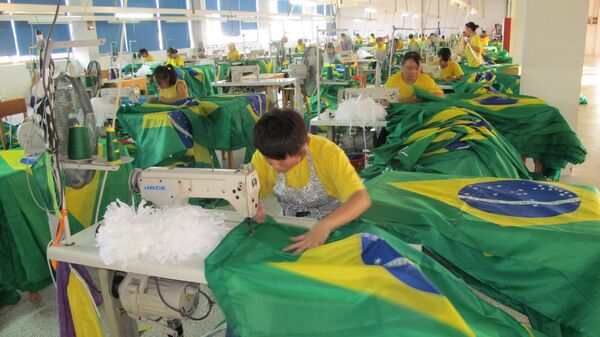Trabalhadoras na confecção da bandeira brasileira, em Yiwu, China. Foto de arquivo - Sputnik Brasil