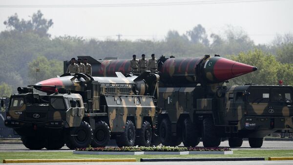 Veículos militares do Paquistão transportando mísseis balísticos - Sputnik Brasil