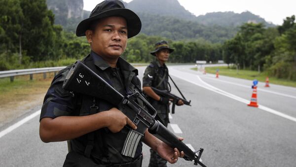 Policiais da Malásia montam guarda na fronteira entre a Malásia e Tailândia - Sputnik Brasil