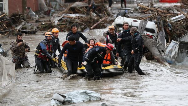 Membros de equipe de busca e salvamento evacuam habitantes locais durante inundações na cidade Bozkurt, província de Kastamonu, Turquia, 12 de agosto de 2021 - Sputnik Brasil