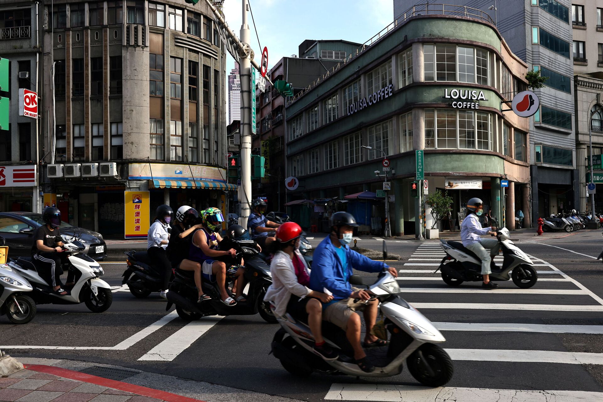 Pessoas usando máscaras dirigem motos em meio à pandemia da doença do coronavírus (COVID-19) em Taipé, Taiwan, 30 de junho de 2021 - Sputnik Brasil, 1920, 09.11.2021