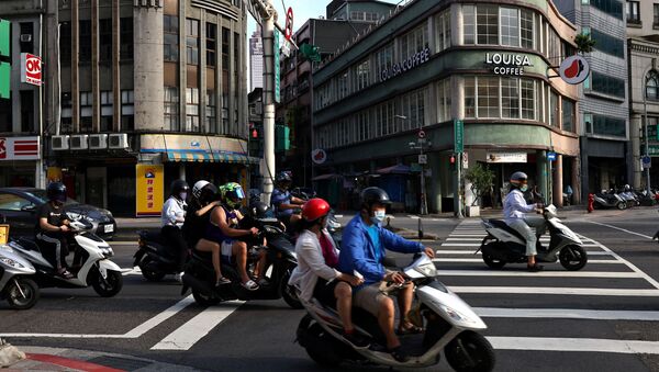 Pessoas usando máscaras dirigem motos em meio à pandemia da doença do coronavírus (COVID-19) em Taipé, Taiwan, 30 de junho de 2021 - Sputnik Brasil