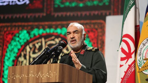 Comandante do Corpo de Guardiões da Revolução Islâmica (IRGC, na sigla em inglês), major-general Hossein Salami discursa em exibição  - Sputnik Brasil