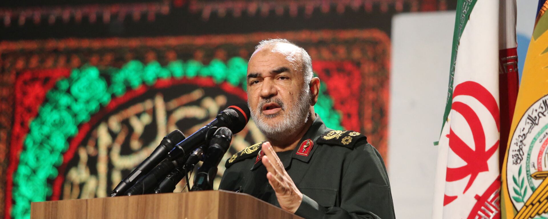 Comandante do Corpo de Guardiões da Revolução Islâmica (IRGC, na sigla em inglês), major-general Hossein Salami discursa em exibição  - Sputnik Brasil, 1920, 31.03.2023