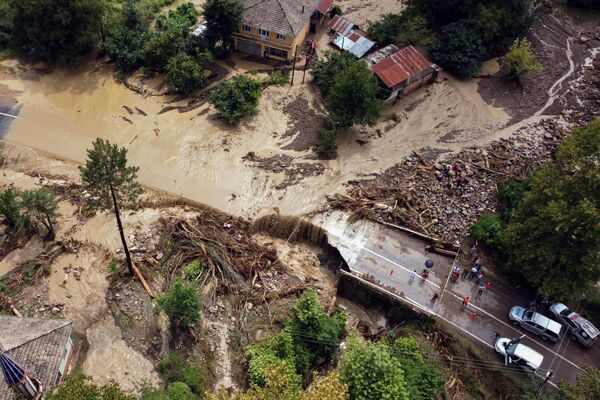 Fotografia aérea mostra a destruição em uma zona que sofreu inundações após fortes chuvas na área de Kastamonu, na Turquia, 11 de agosto de 2021 - Sputnik Brasil